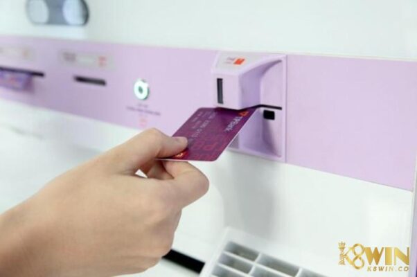 Bạn có thể lựa chọn hình thức nạp tiền trực tiếp tại cây ATM